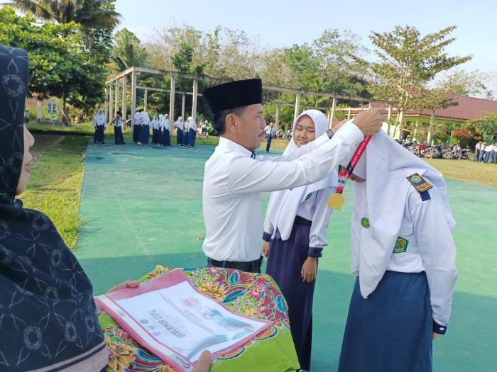 PRESTASI DUA SISWI MTSN 3 SAROLANGUN