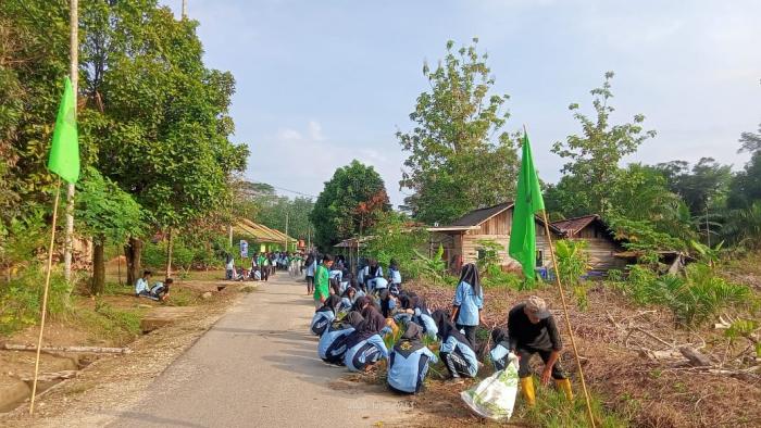 Guru dan Siswa MTs Negeri 3 Sarolangun. Peduli Kebersihan Lingkungan .      