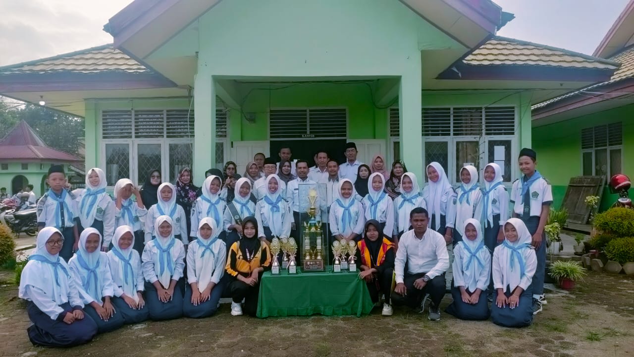 MTs.N 3 SAROLANGUN RAIH  JUARA UMUM DALAM  AJANG FRIENDSHIP GAMAE COMPETITION OF THE YOUTH RED CROSS KE 7 PMR MADYA DAN WIRA 2024  