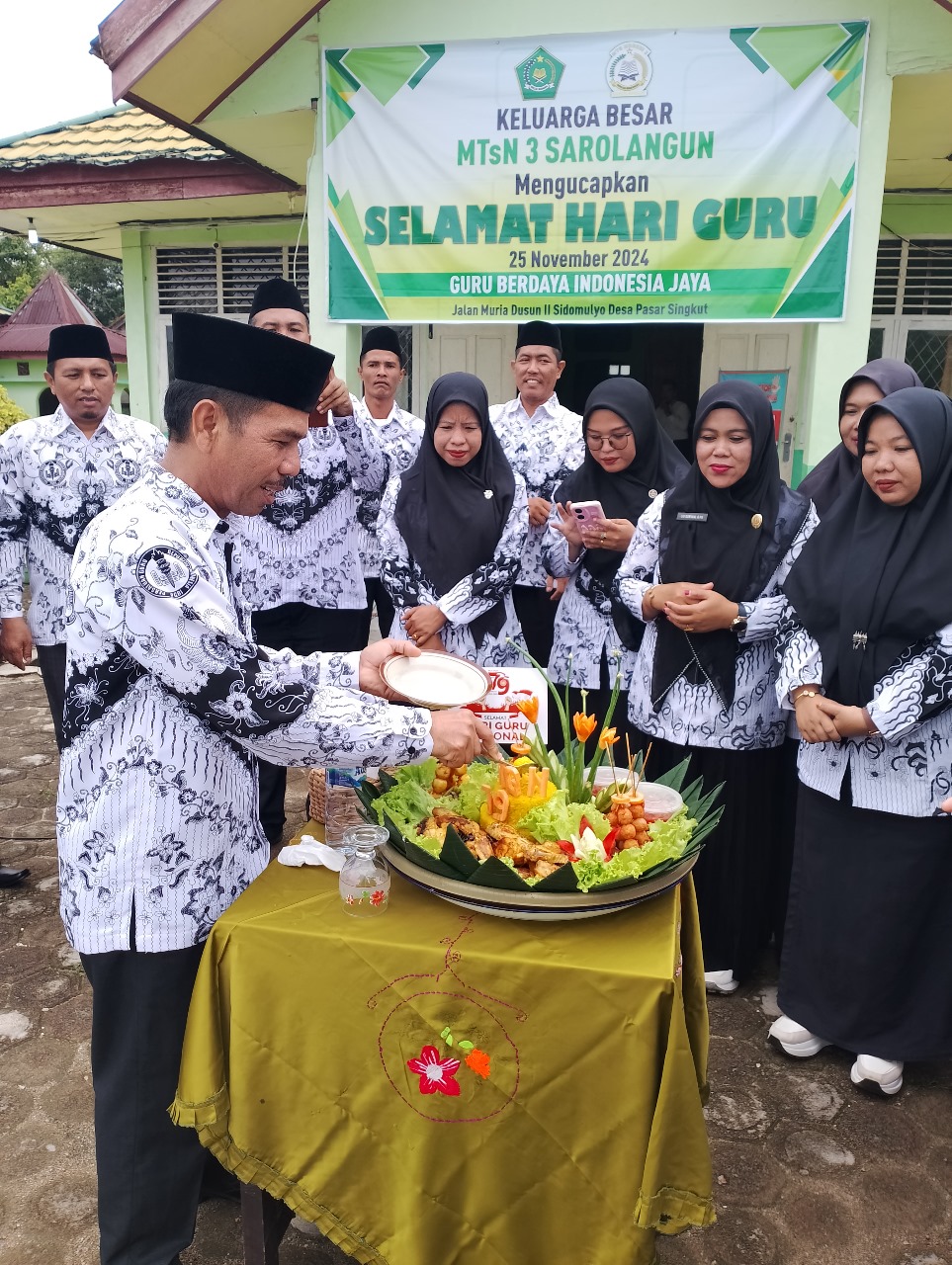 MTs N 3 Sarolangun Gelar Peringatan Hari Guru Nasional (HGN) 2024